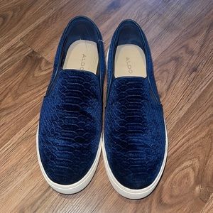 Also shoes velvet material.